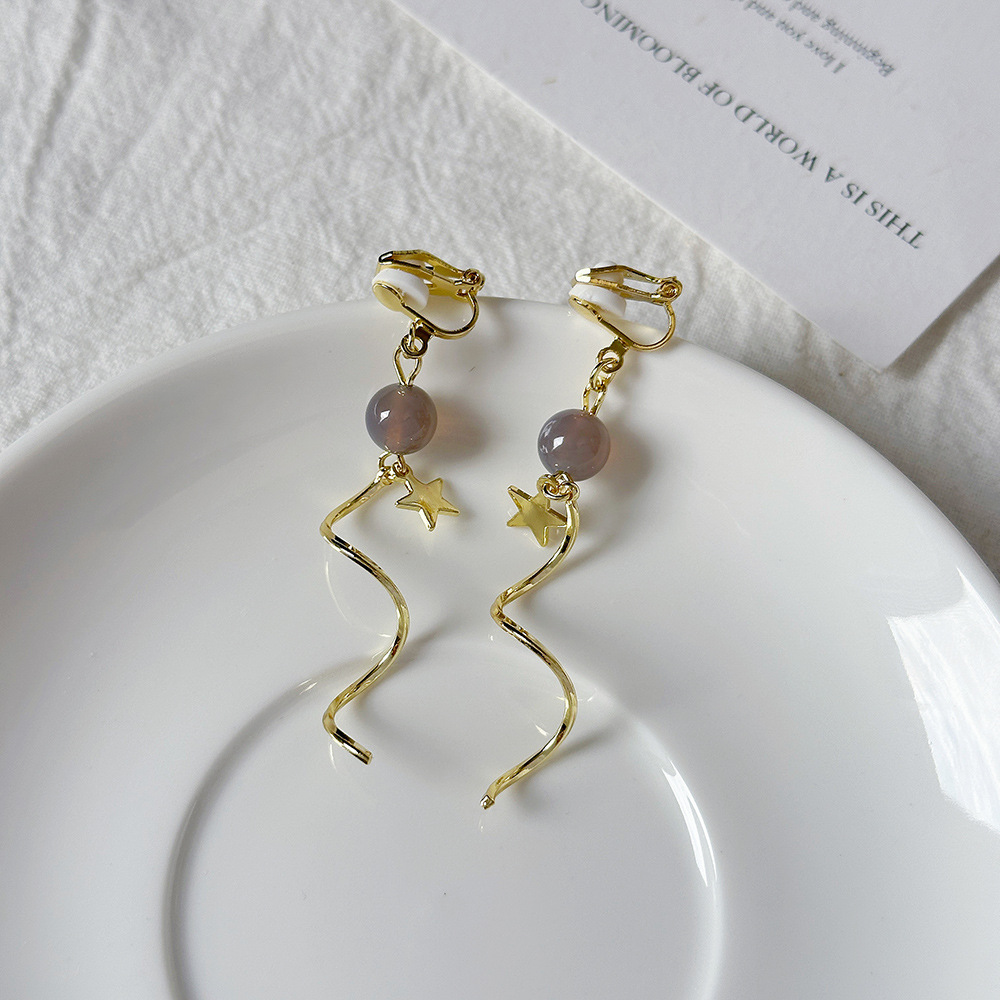 Versión coreana del temperamento de camelia, sin orejas perforadas, pinza para la oreja, flor de perla, tablero de ajedrez, pinza para la oreja triangular con diamantes, pendientes de nicho para mujeres