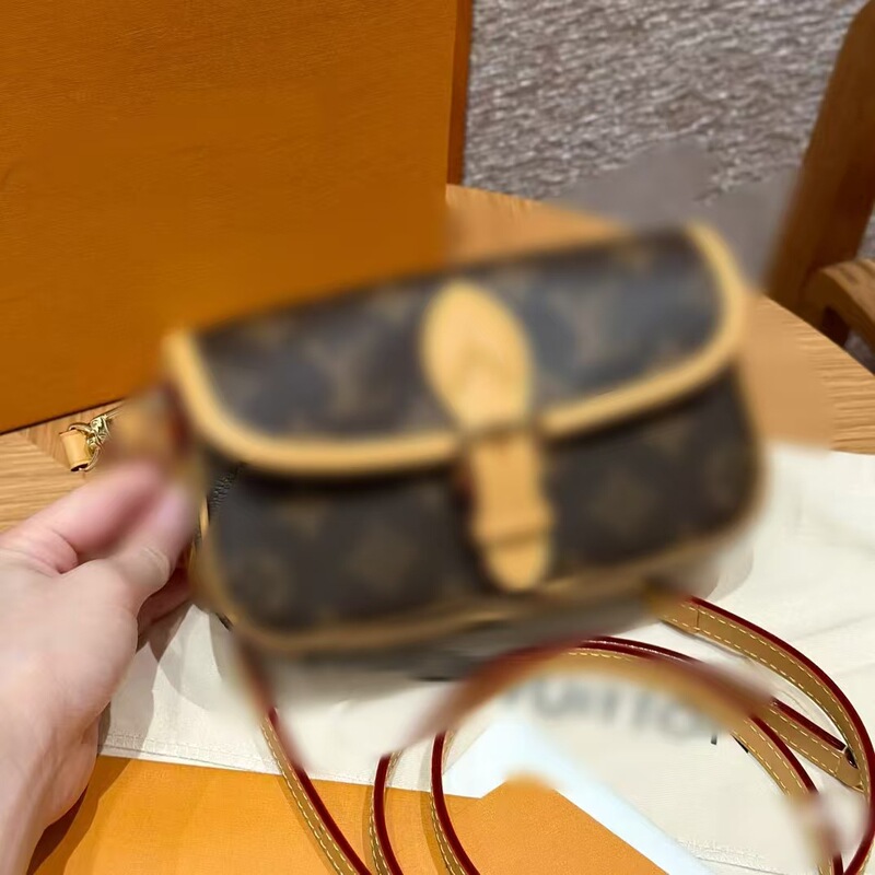 新款L家原版品质女包百搭法棍老花斜挎小方包腋下包法棍包|undefined
