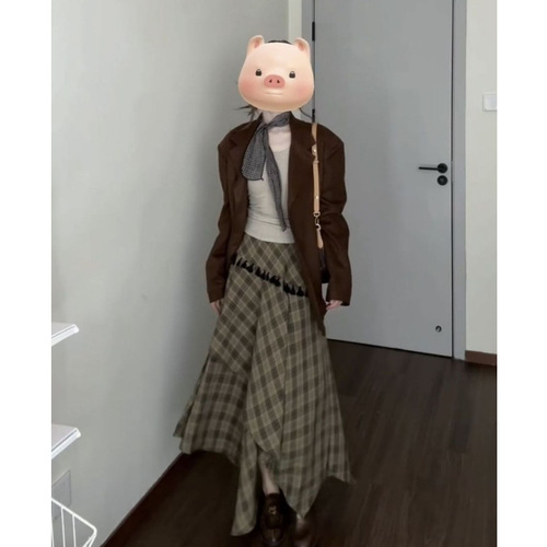 The Korean-style 2025 fall/winter three-piece outfit—suit jacket + base layer top + plaid skirt—is super stylish!