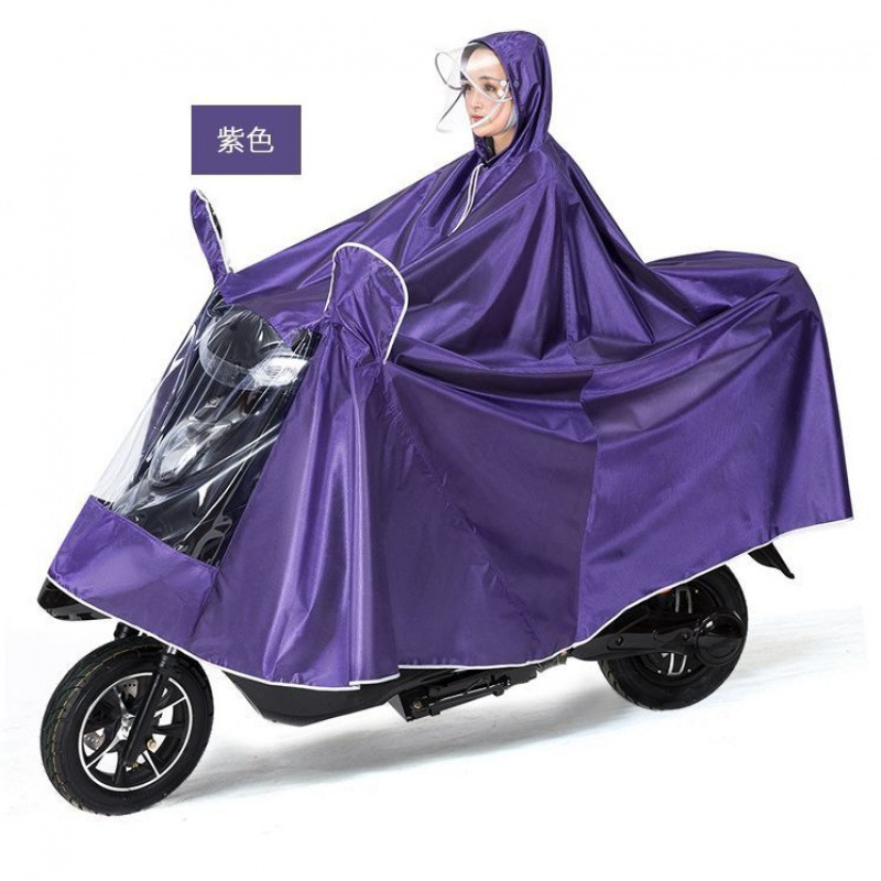 レインコートの電気自動車専用レインコートを大きくして、男性女性のシングル二人のバイクに乗って全身豪雨を防ぐ|undefined