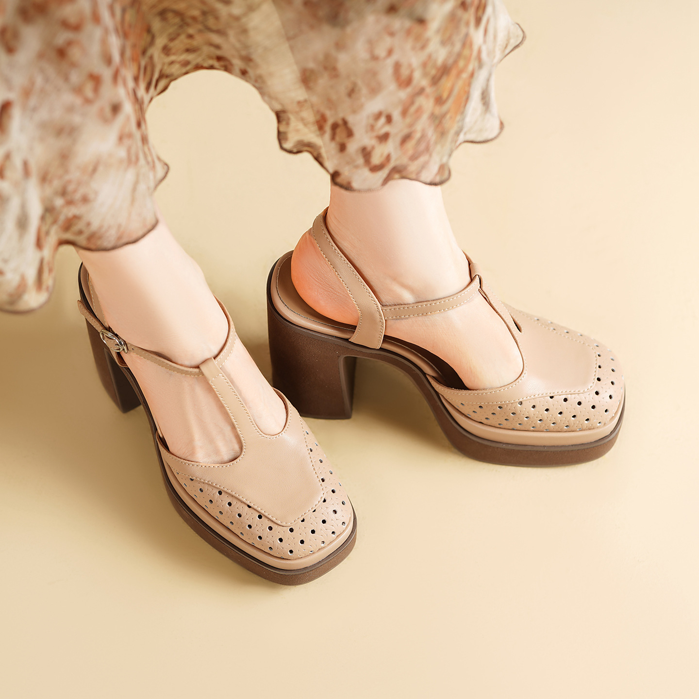 Sandal cao gót nữ mũi nhọn quai T khóa, đế dày 11 cm, phong cách dệt — màu trắng ngà