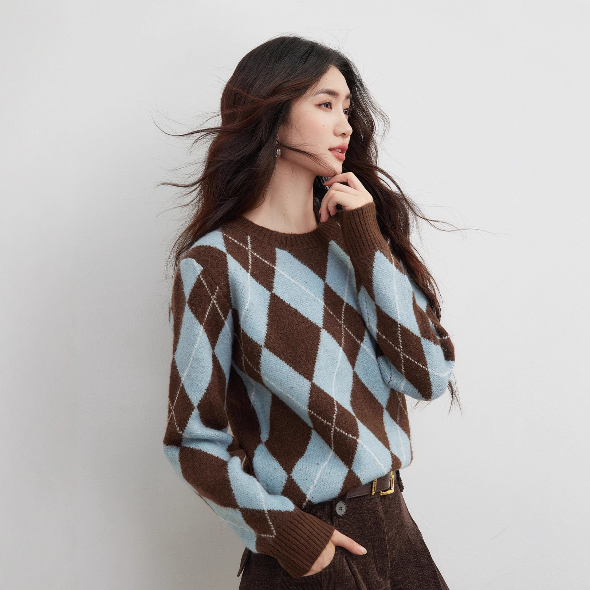 Trendy and Stylish Color-Blocked Diamond-Pattern Long-Sleeve Cashmere Sweater 2025 Winter Fashionable Versatile Round-Neck Pullover Knitwear