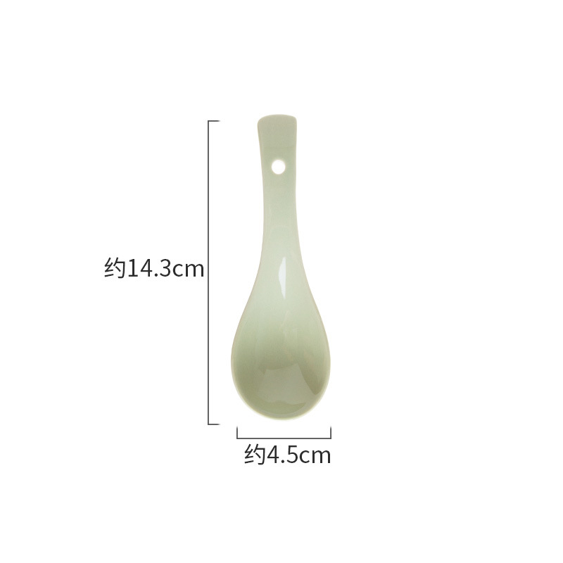 작은 스푼 우유 녹색 손 반죽