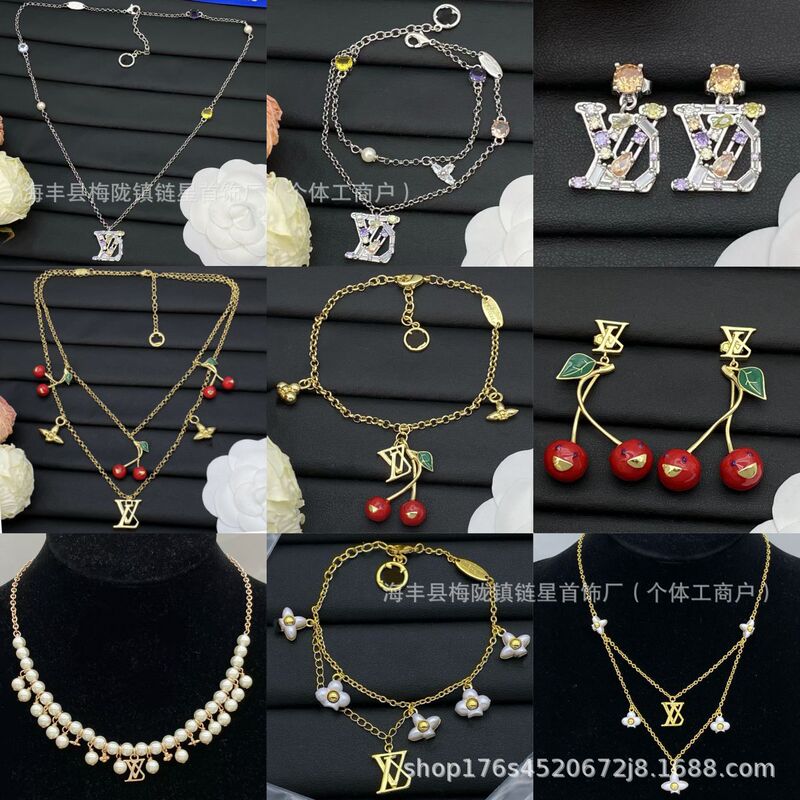New Donkey V Letter Full Diamond Pearl Necklace Bracelet Earrings Light Luxury Style High-End Set Clavicle Chain Wholesale New Donkey V Letter Full Diamond Pearl Necklace Bracelet Earrings Light Luxury Style High-End Set Clavicle Chain Wholesale