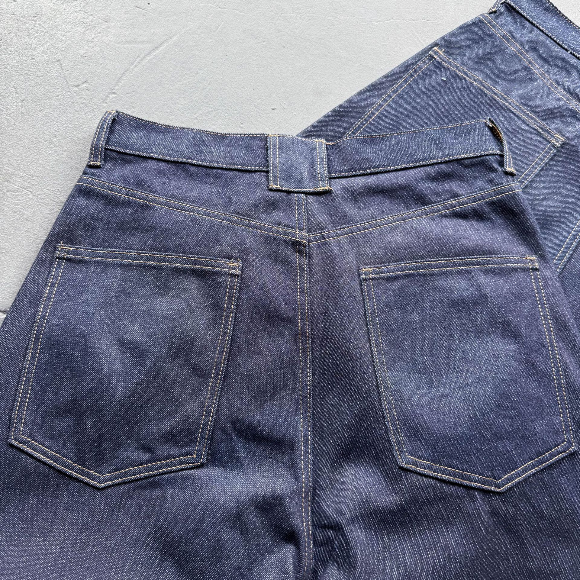 Raw Denim Herrenjeans Mit Geometrischem Schnitt Und Weiter Passform_voghion.com
