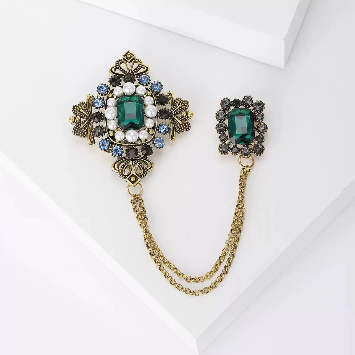 New European and American Brooches, Feminine Rhinestone Chain Corsages, Gemstone Inlaid Retro British Style Brooch Accessories Wholesale