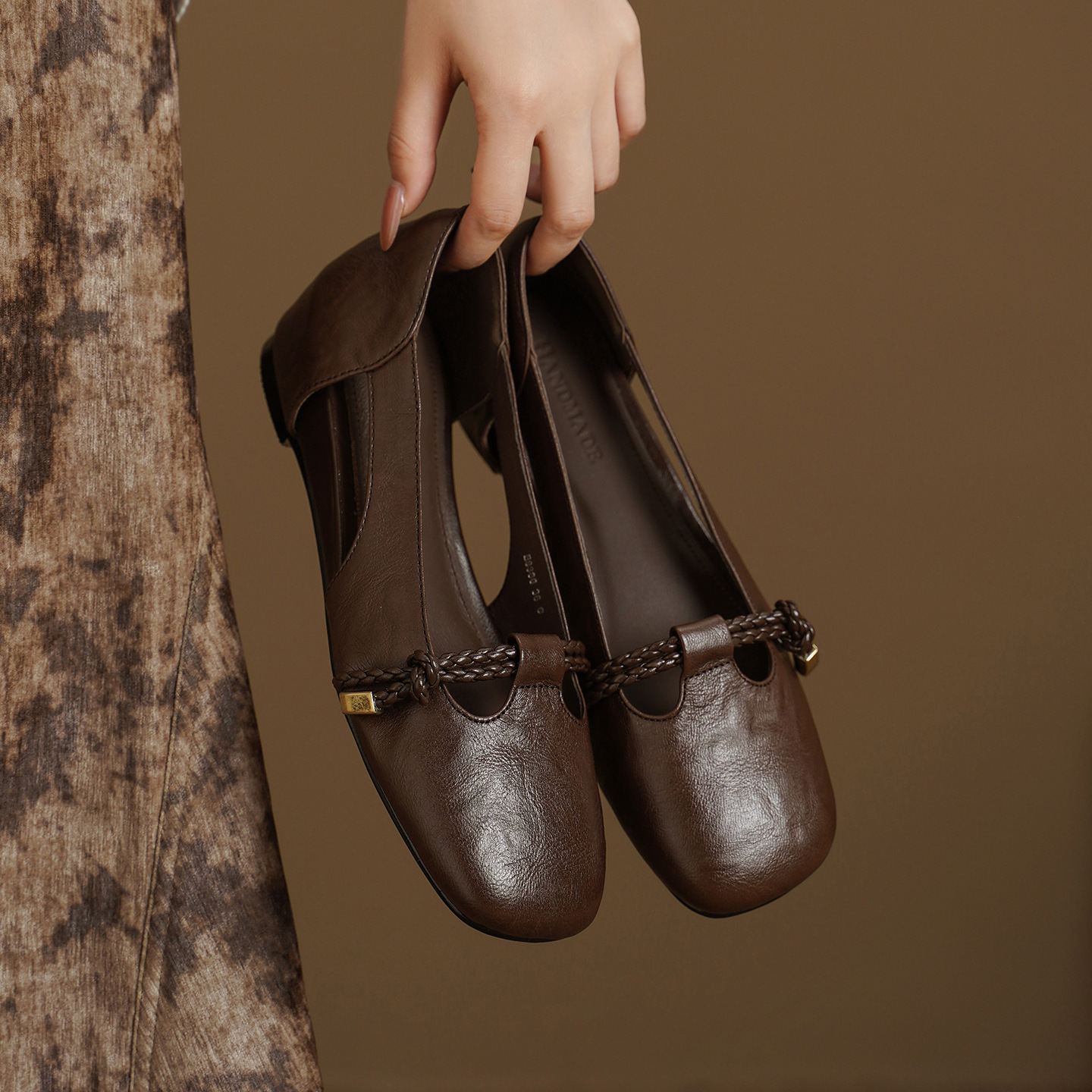 Sandal nữ da cừu mũi kín đế xuồng gót cao 9 cm phong cách Hàn Quốc — màu nâu