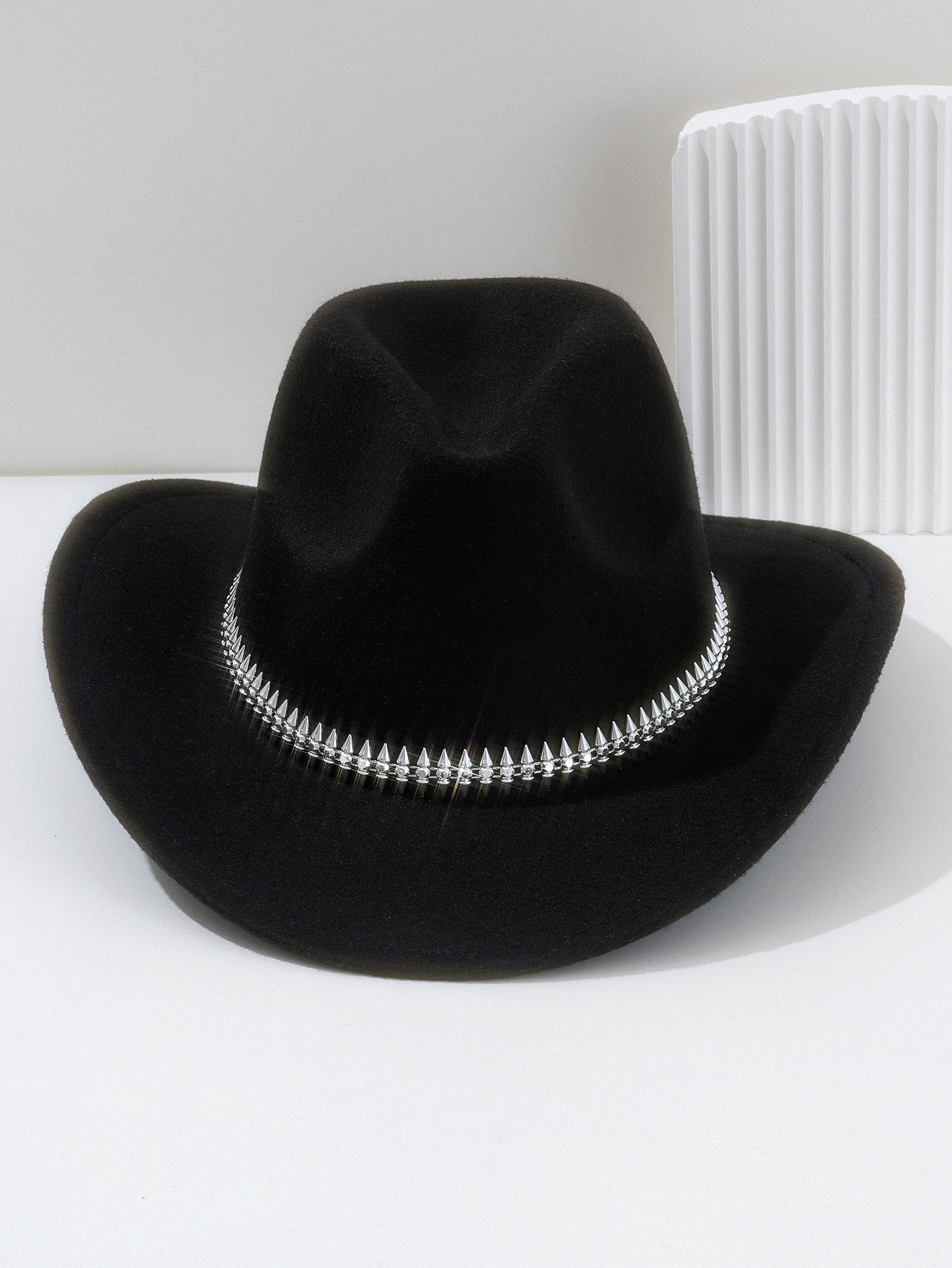 Cappello da cowboy bianco in feltro per donna con borchie spina_voghion.com