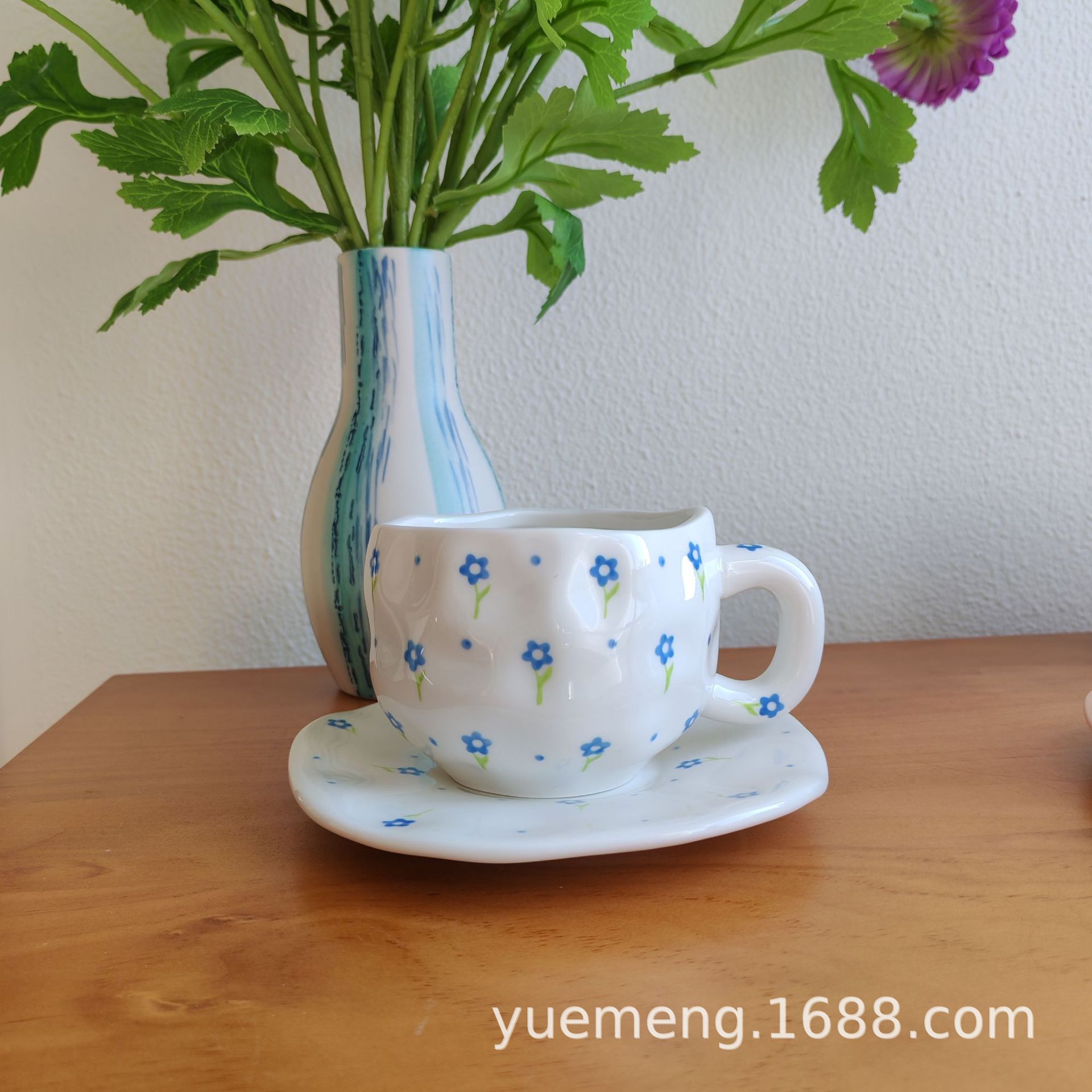 Taza de café de cerámica navideña irregular, linda taza con diseño de flores y corazones pintados a mano, juego de taza y platillo para té de la tarde