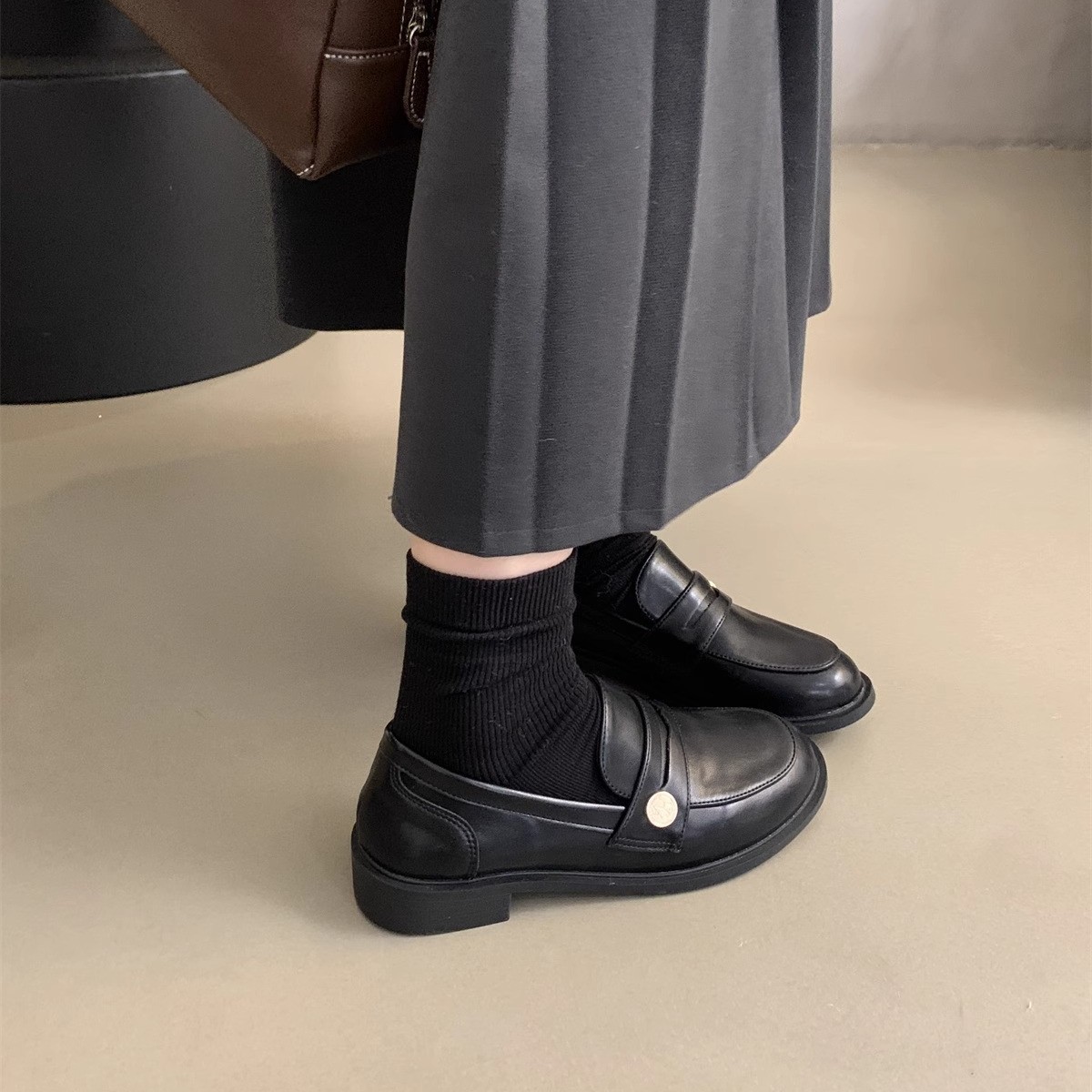 Zapatos de cuero pequeños británicos para mujer 2025 primavera nuevo estilo francés de estilo coreano cabeza redonda retro viaje un pie tacón grueso mocasines