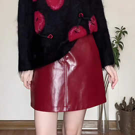 红色高级感洋气pu皮裙2025秋冬新款时尚减龄宽松休闲大码显瘦短裙