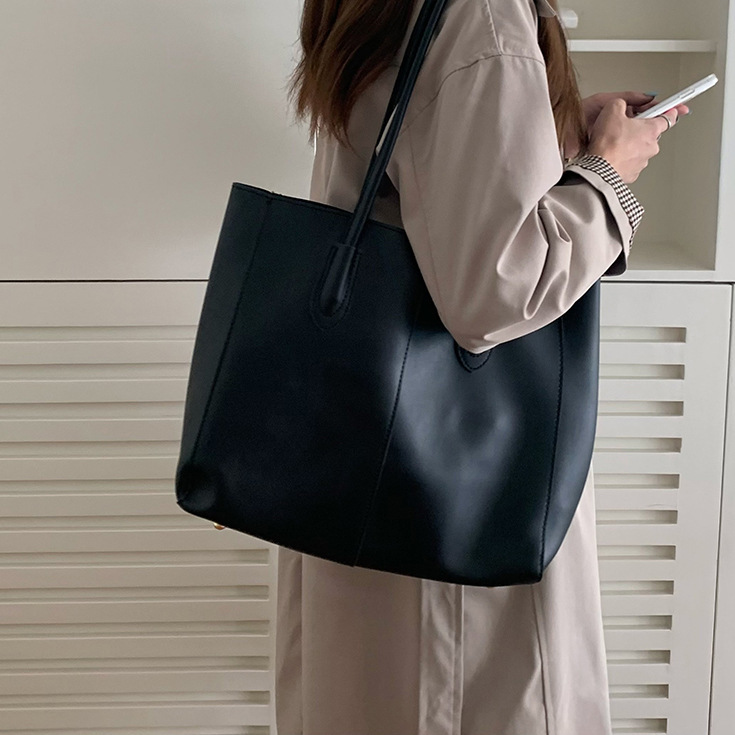 Women's Large Pu Leather Solid Color Classic Style Magnetic Buckle Tote Bag display picture 16