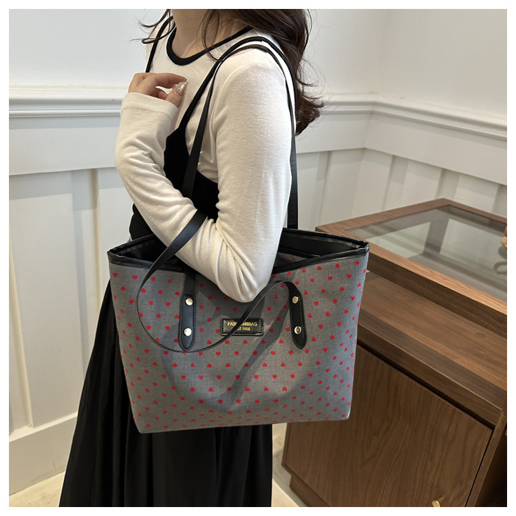 The 2024 new Korean-style tote bag with a college style is stylish, elegant and beautiful. It is a large-capacity single-shoulder and underarm commuter handbag undefined