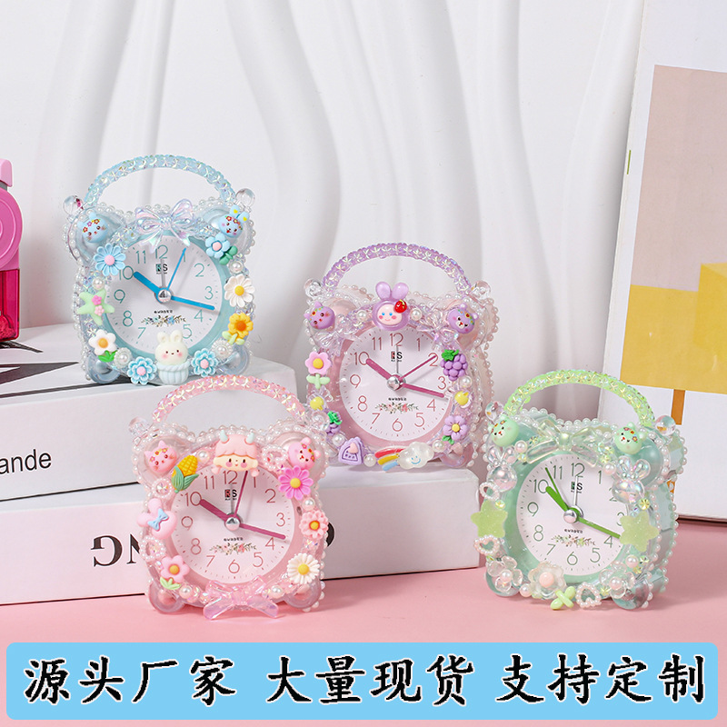 Reloj de alarma de cristal paquete de material de bricolaje para niños creativo de dibujos animados crema pegamento hecho a mano reloj de estudiante fabricante pequeño problema