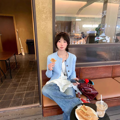 青いセーターのコートの女性は春に韓国系の早春の新型2025上着の蝶結びを着てニットのカーディガンを着ます。