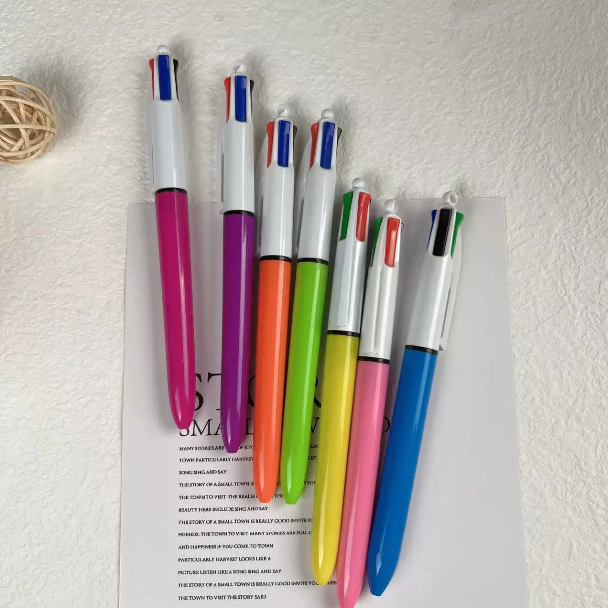 Inventario cuatro en uno bolígrafo manual de cuatro colores trazos de puntos clave marcador de línea multicolor bolígrafo puede imprimir logotipo