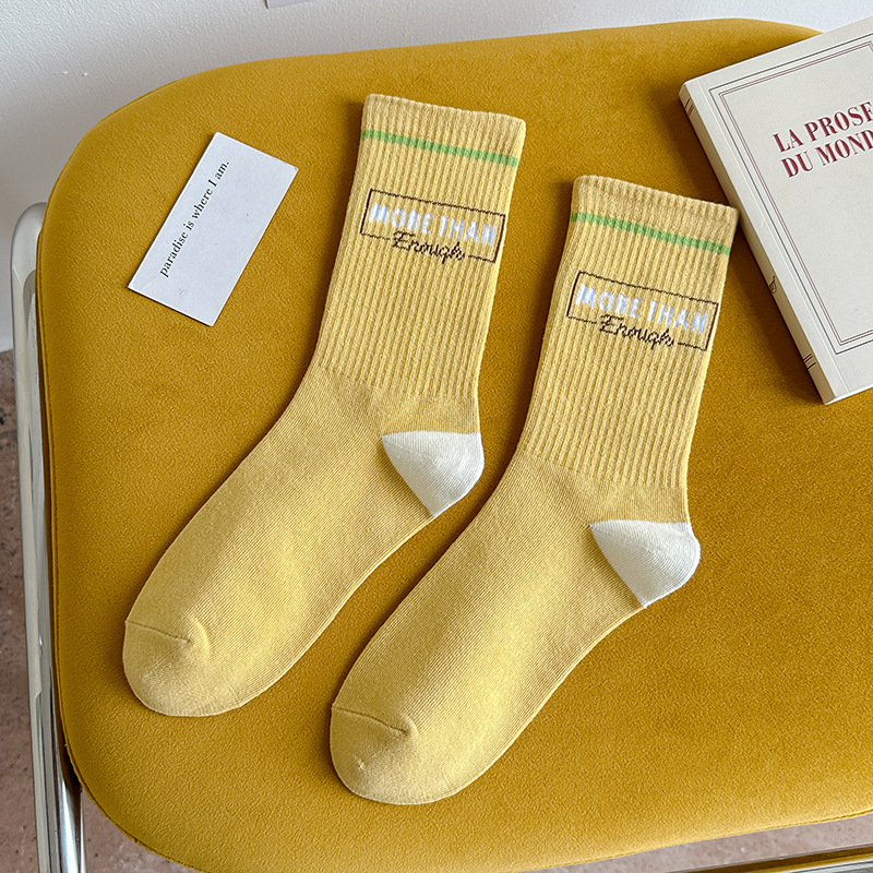 Calcetines de algodón de color puro Mediados de la pantorrilla de las mujeres Otoño e invierno Letras blancas Calcetines de marea de alta elástico Calcetines deportivos al por mayor