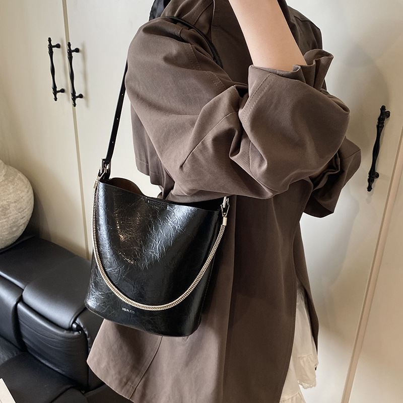 Alta sensación retrógrada de cera de cuero bolso de agua para mujeres 2024 nuevo nicho Zhong universal bolso de hombro de moda bolso de mochila