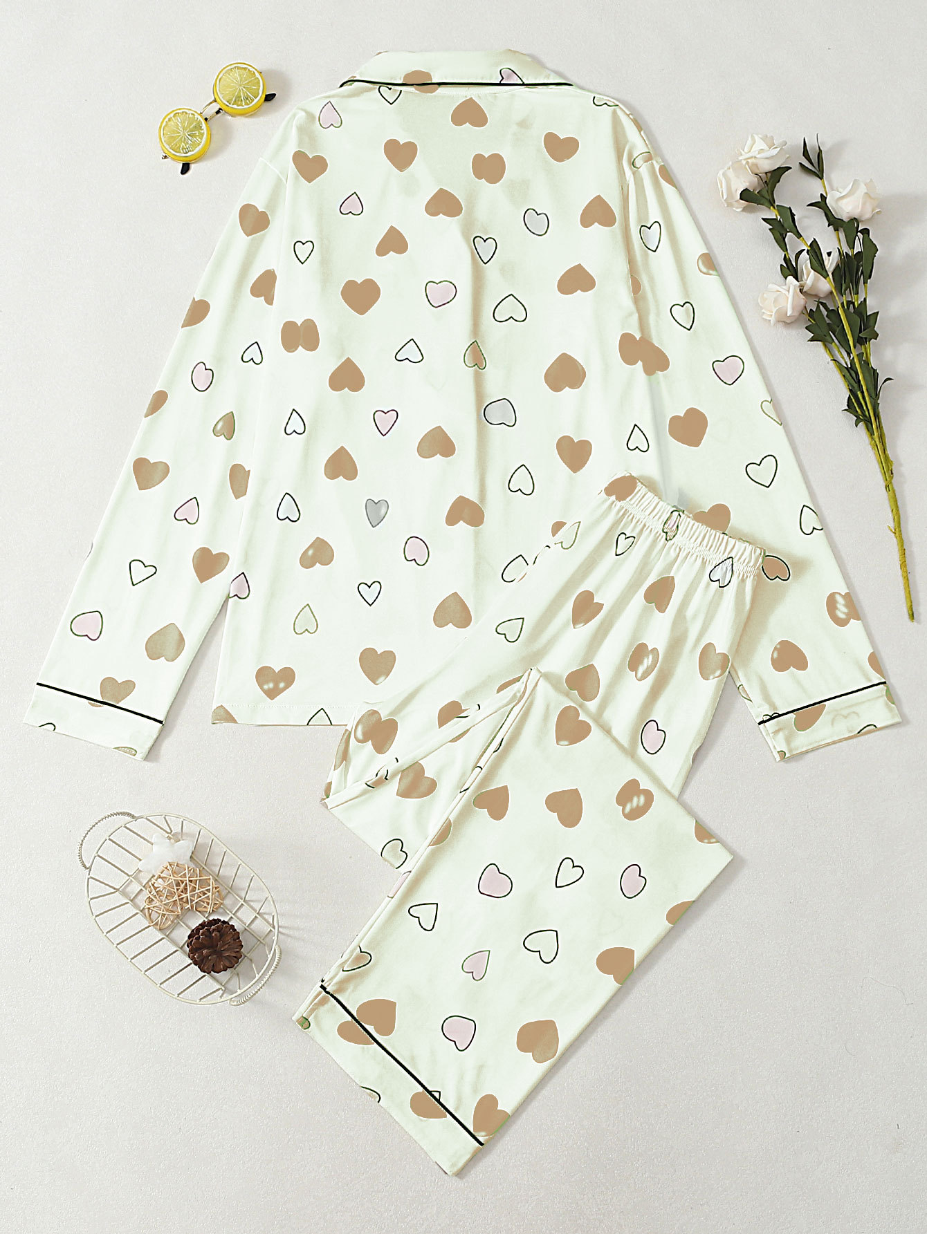 Conjunto de pijama mujer con estampado de corazones y solapas_voghion.com