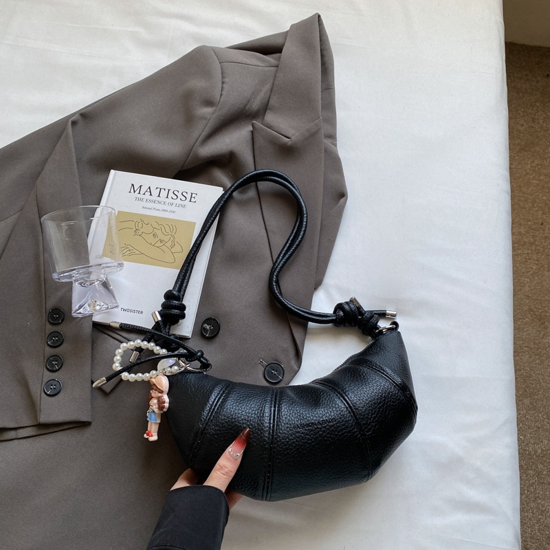 펜던트가 달린 블랙