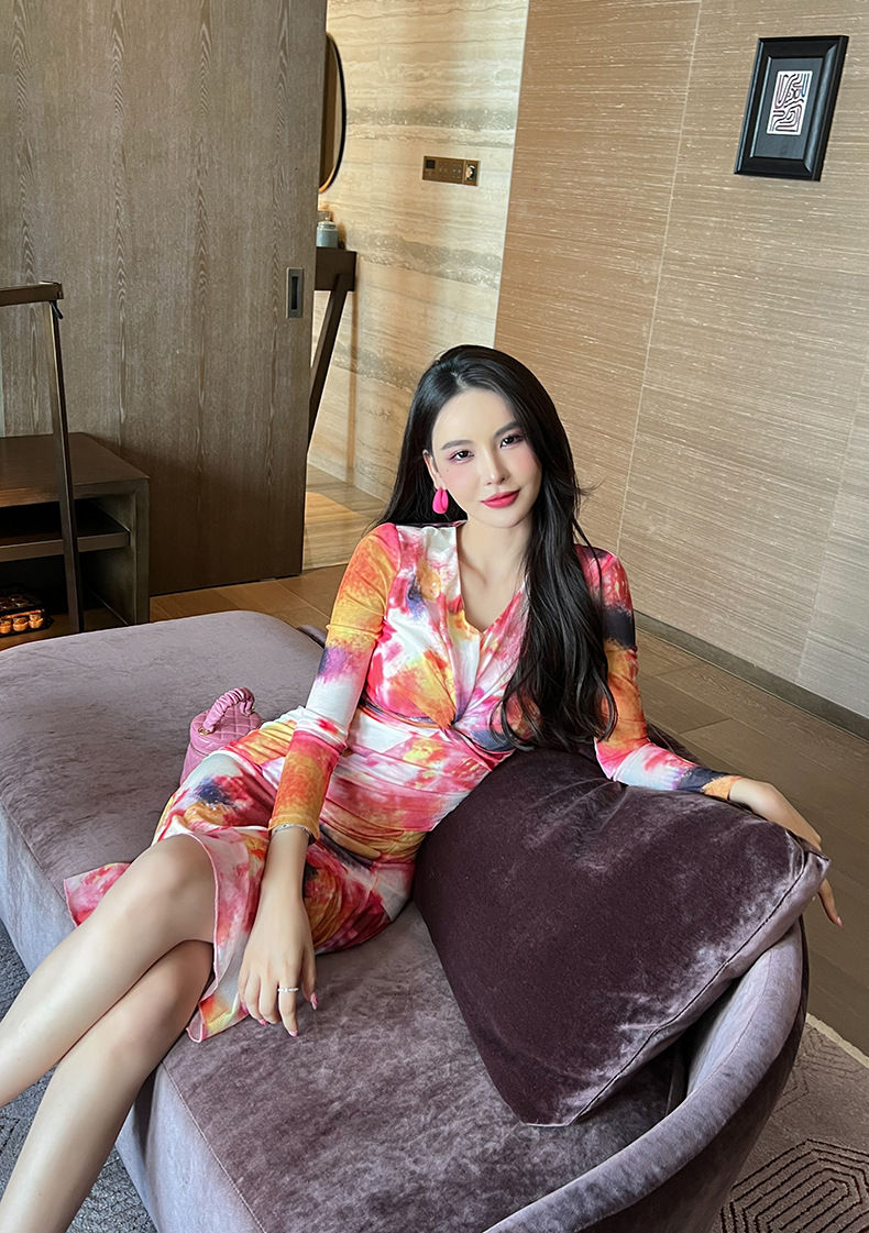 Đầm ôm body nữ cổ V dáng đuôi cá in họa tiết chuyển sắc — Màu sắc chi tiết 7