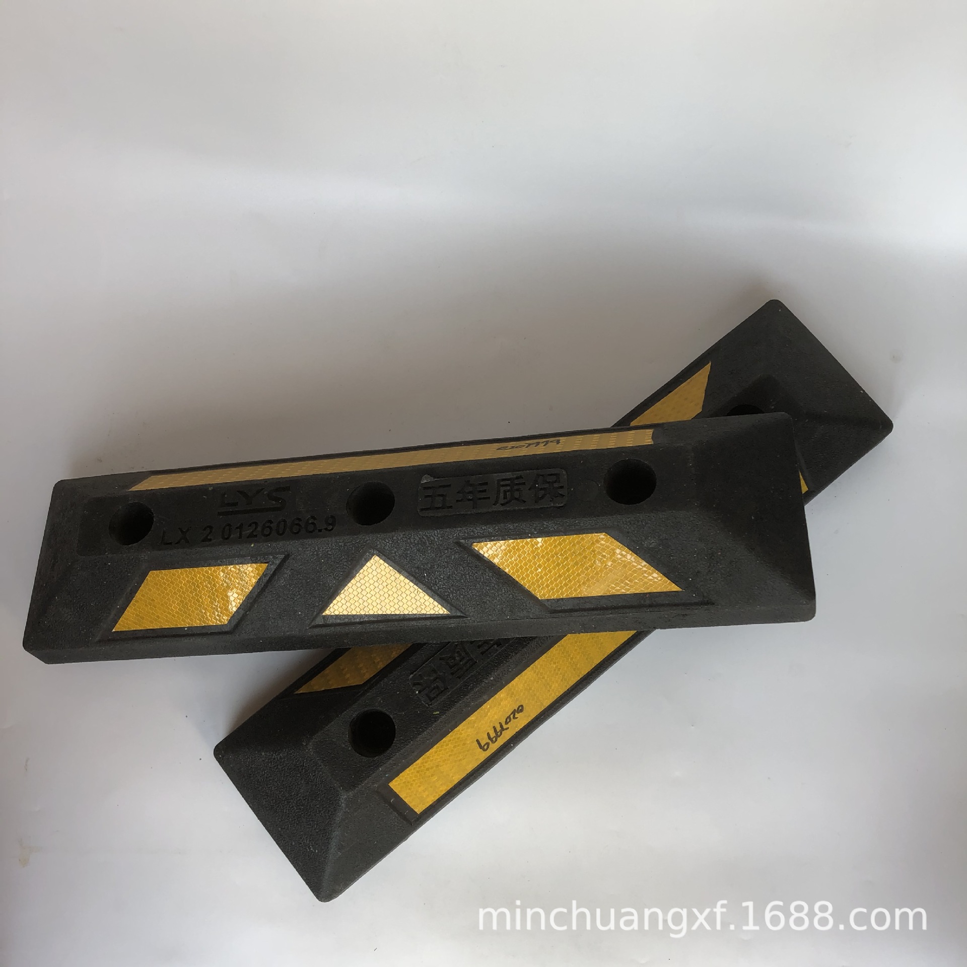 供应车辆挡车器车库橡胶车轮阻车停车止退器车位交通设施防撞