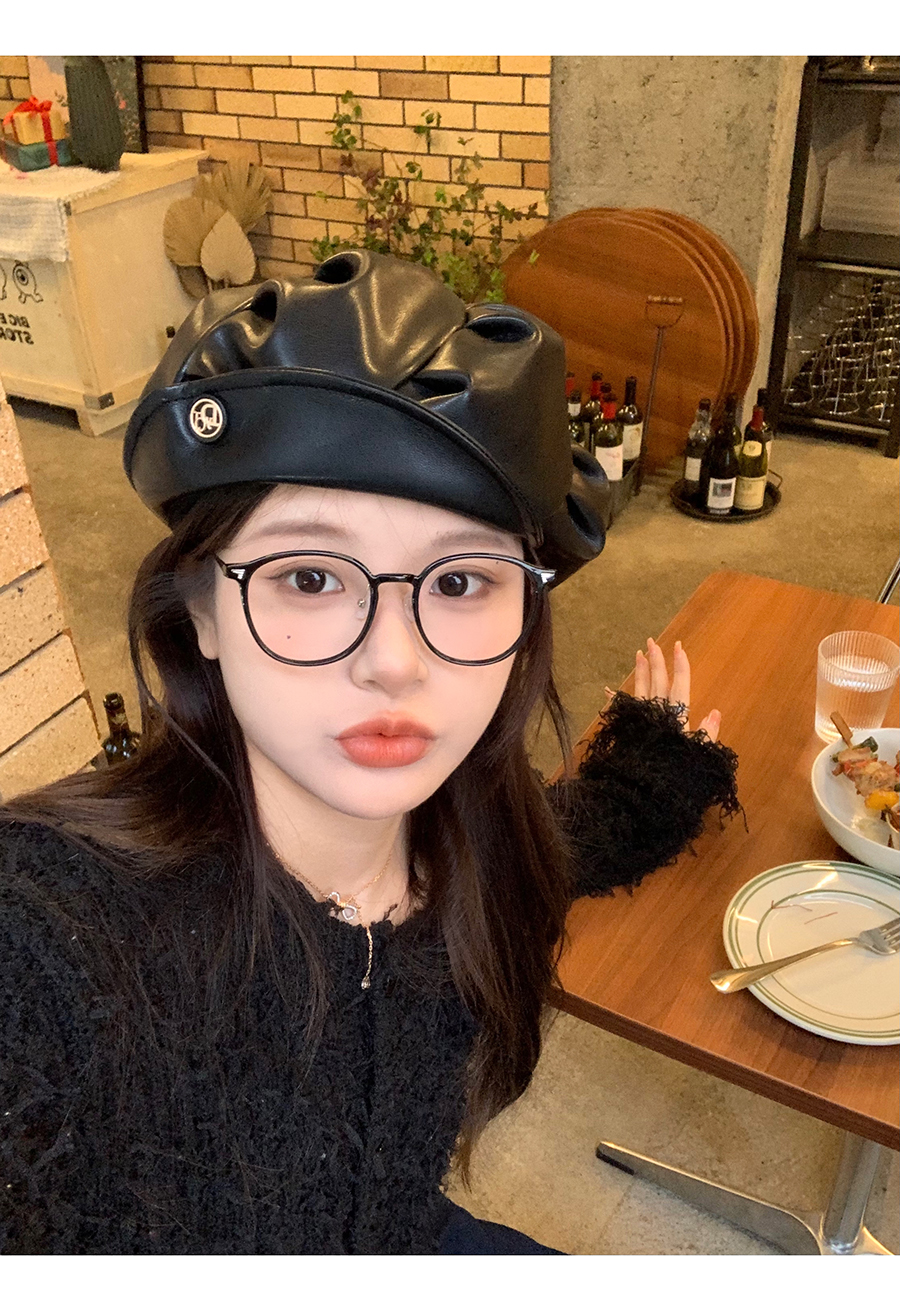 Berretto in pelle nera di alta qualità per l'etichetta di moda di strada femminile, pieghettato ed elegante, che mostra temperamento, pittore di gemme_voghion.com