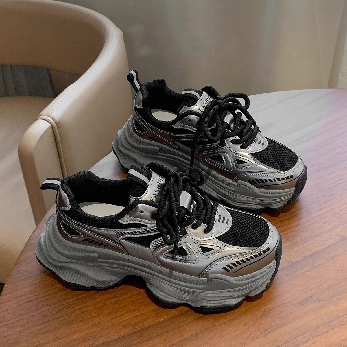 Papá zapatos de mujer zapatos negros de terciopelo 2026 nueva primavera y otoño versátil muffin grueso aumento de altura zapatos deportivos casuales