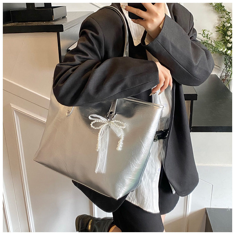The 2025 summer new stylish and simple tote bag is a casual and trendy large-capacity tote bag with a niche design for women undefined