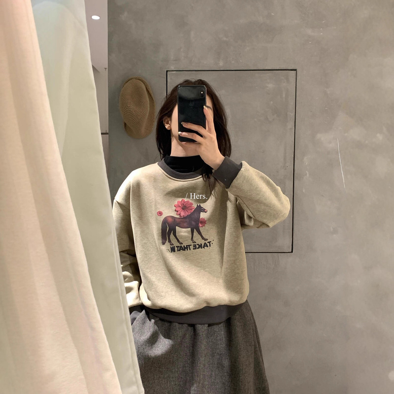 Hers One Spoon of Sweet Autumn and Winter Korean Pony Pattern Contrasting Color Fleece-Lined Loose Slimming Look Round Neck Long-Sleeved Sweatshirt 92517