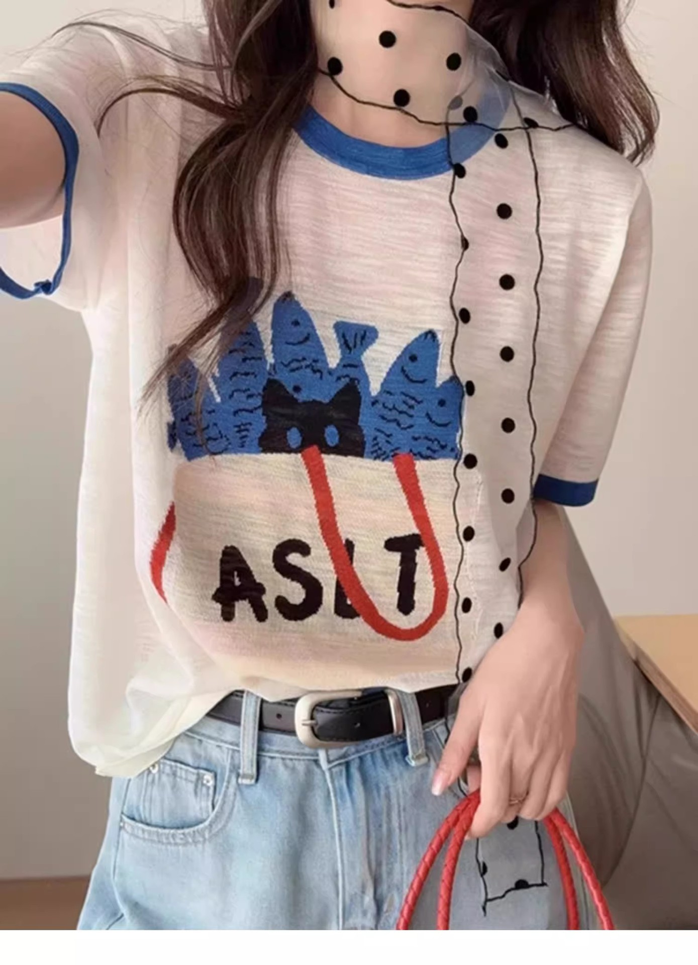 Áo thun nữ cổ tròn tay ngắn họa tiết hoạt hình xanh nhạt — màu xanh nhạt chi tiết 4