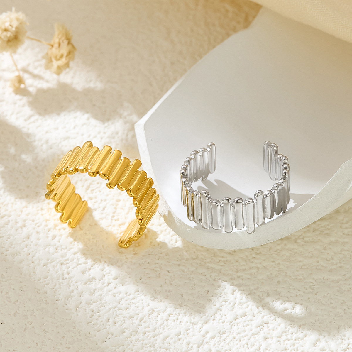Anillo de acero inoxidable ajustable con apertura de moda en Europa y los Estados Unidos 18k chapado en oro popular dama de anillo geométrico al por mayor