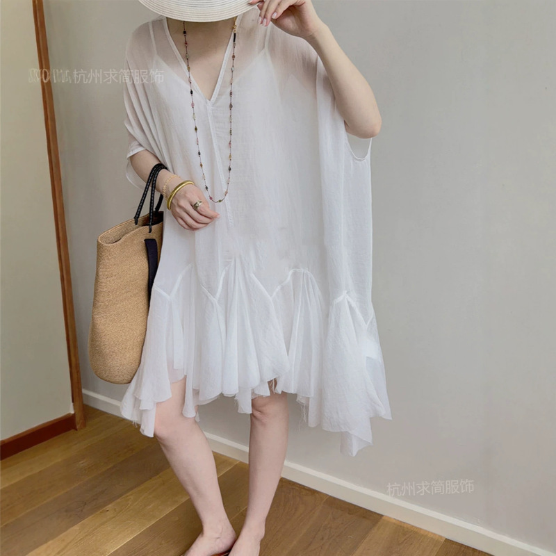 It's a Dress That Can Also Be Worn as a Top. a White Dress with a Fashionable and Romantic Cut and Design It's a Dress That Can Also Be Worn as a Top. a White Dress with a Fashionable and Romantic Cut and Design