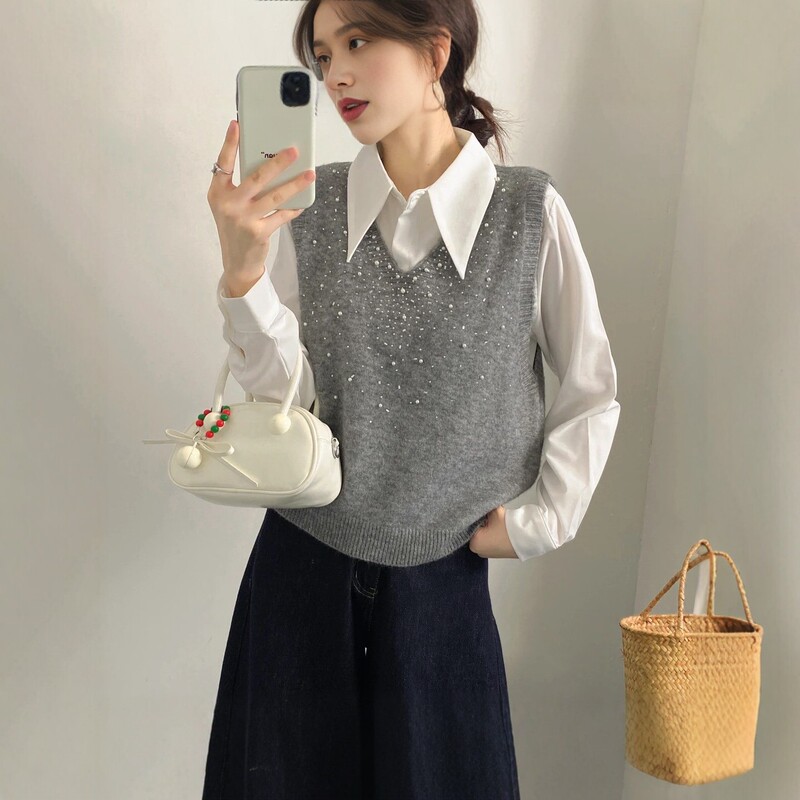 Soft and cozy knitted sweater vest for women, autumn and winter style, layered vest, Korean version with sparkling rhinestones, elegant new casual style Soft and cozy knitted sweater vest for women, autumn and winter style, layered vest, Korean version with sparkling rhinestones, elegant new casual style