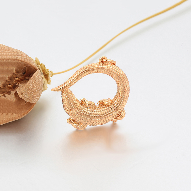 Xuping nicho de diseño de estilo de cocodrilo personalidad transfronteriza europea y americana colgante de aleación de cobre colgante de estilo retro al por mayor mujer