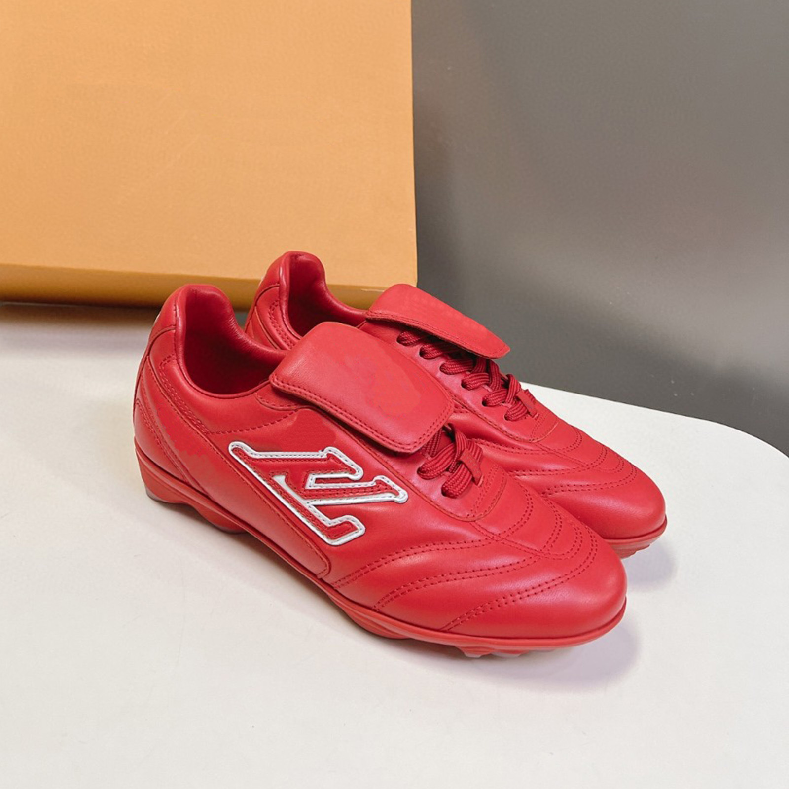 Leather Casual Football Shoes with Laces, Palm-Pattern Sole and Flip Cover, Footprint | Wear Resistant