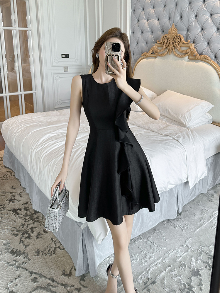 Đầm liền không tay cổ tròn viền bèo thắt eo phong cách Hepburn — Màu đen