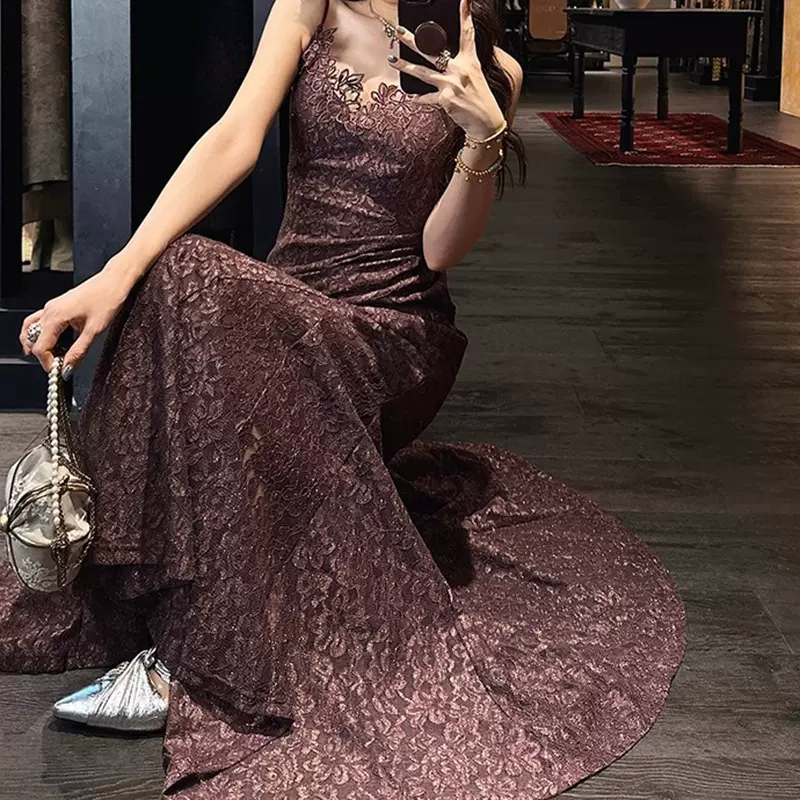 【梦马】立体织金多层绣线蕾丝吊带裙2025冬季新款时尚修身连衣裙