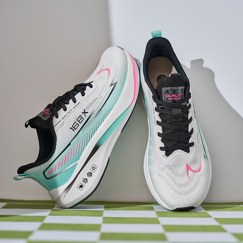 Zapatos de carreras de malla ultraligera transpirables para jóvenes Guochao, zapatos de carreras de carbono anti-deslizante para hombres