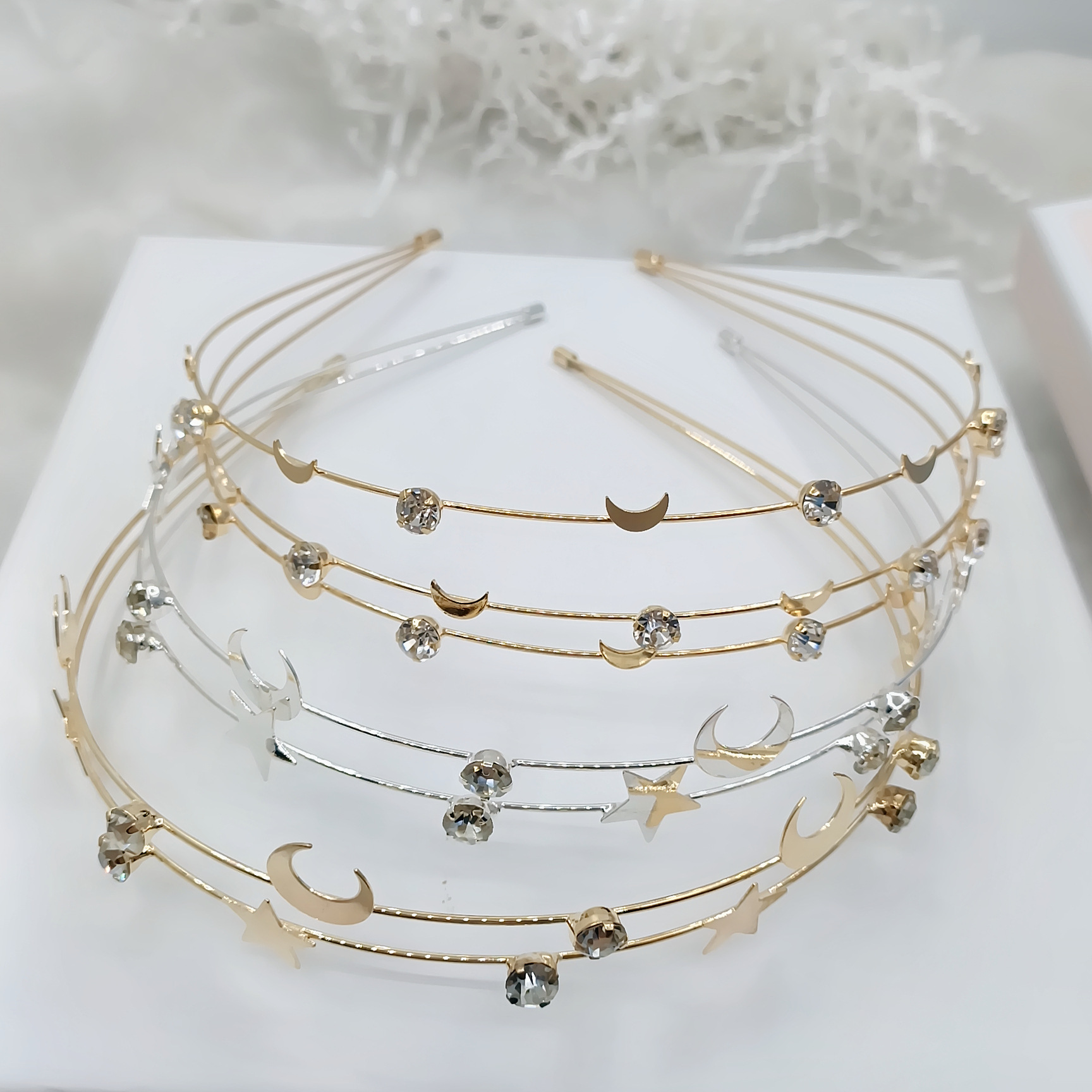 新しい韓国の金属の星空のカチューシャの前髪は星の月のドリルの合金のヘアピンのネットの赤いファッションの装飾品を掛けます。