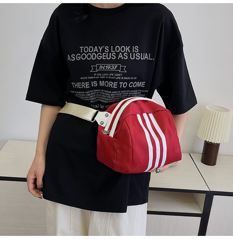 The 2024 new stylish and simple crossbody bag, a large-capacity versatile single-shoulder bag, is popular among students. The three-bar chest bag is selling well undefined