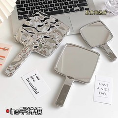 Ins風精致高級小鏡携帯手で美化粧鏡ミニ水波紋銀色手持ち鏡を持ちます。