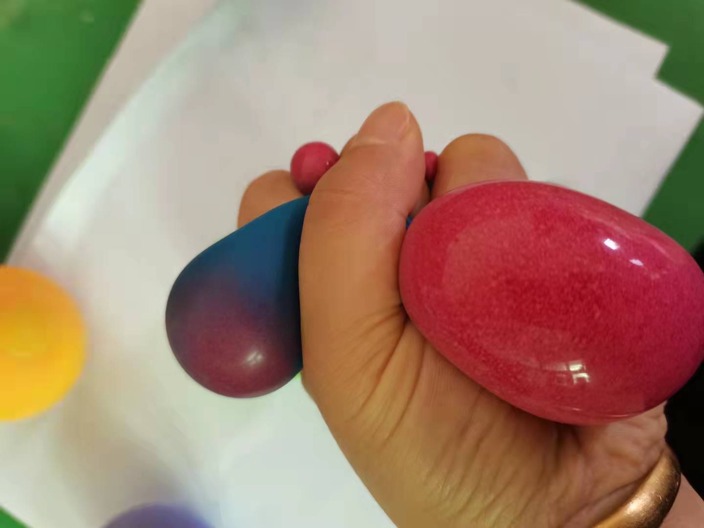 Bola de descompresión transfronteriza que cambia de color bola de tofu bola de pellizco de 6cm Bola de cambio de color de harina llena de EVA 4 pack juguetes de ventilación