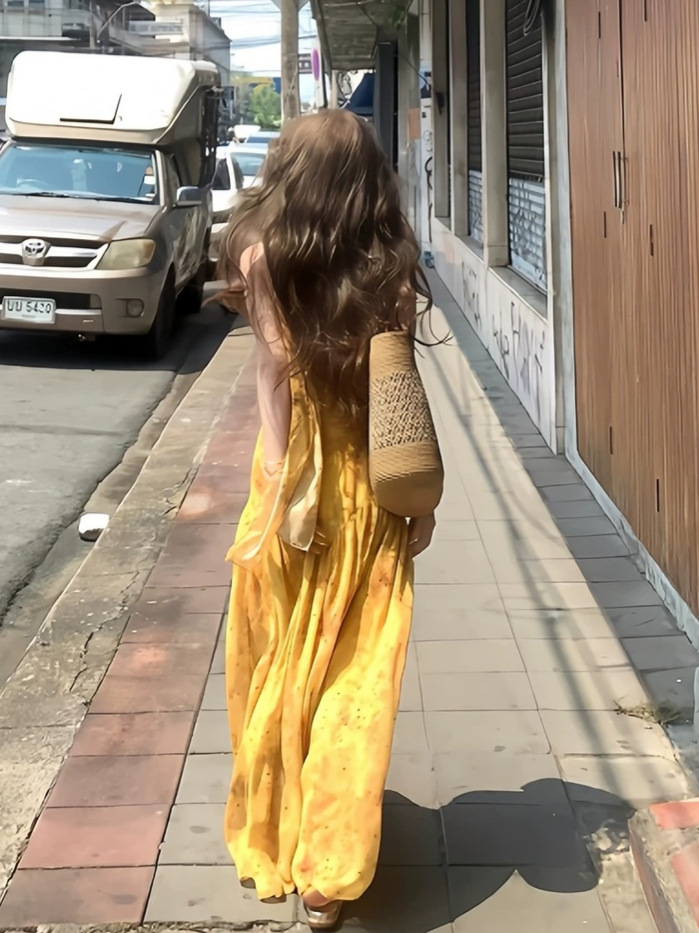 云南大理度假风黄色碎花吊带连衣裙女夏南法出片穿搭拍照沙滩长裙