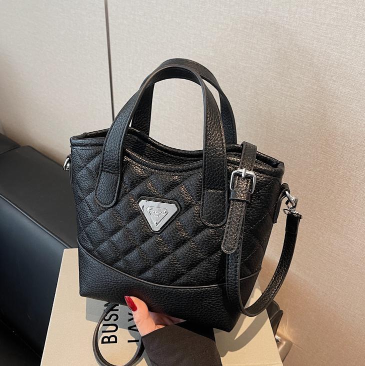 Bolso de mano de alta sensación lingue versátil para mujeres 2025, nuevo color extranjero, bolso de hombro, bolso de cubo de explosión