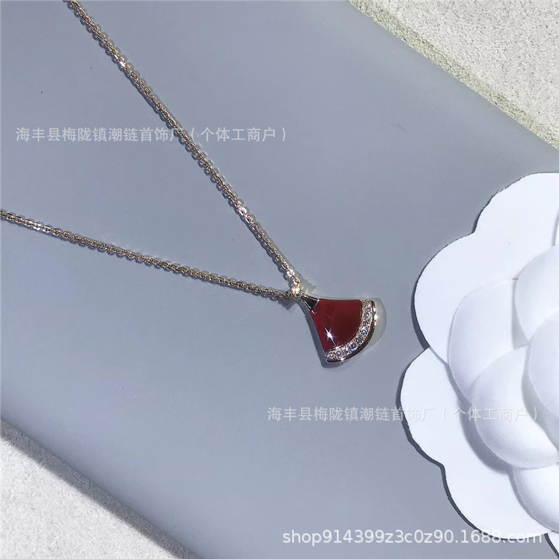 V金の小さいスカートのネックレスの女性の扇子の白い貝の母は18kのバラの金の扇形の玉髄のペンダントの鎖の代行をめっきします。