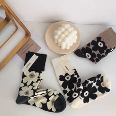 はらはら韓国系秋冬新作シンプルファッションやや厚い質感の花の中筒の靴下のレトロな女性の靴下