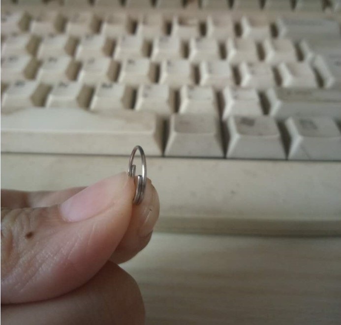 Un anillo de lámpara de cristal anillo de cortina llavero medio anillo doble bobina de conexión fina anillo pequeño de acero inoxidable joyería 304