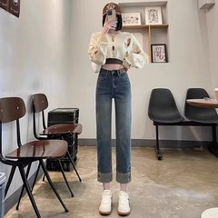 春の新型煙管ジーパンの女性は腰が高くてゆったりしていて、やせています。