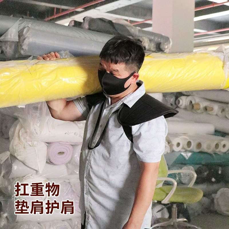 Носите тяжелые наплечники, плечи, плечи, плечи, утолщенные наплечники, стальные арматуры на строительной площадке